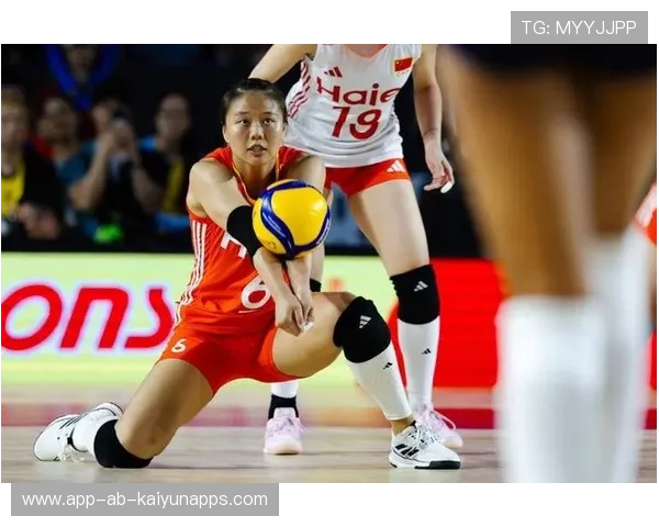 赛场“危机”时刻：运动员的“极速救球”瞬间